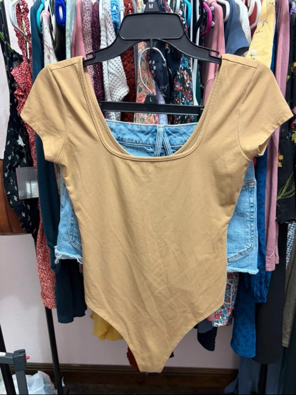 American Eagle Scoop Neck Short Sleeve Bodysuit - Camel & Good American Shorts